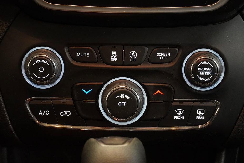 Used 2020 Jeep Cherokee Latitude FWD image 16