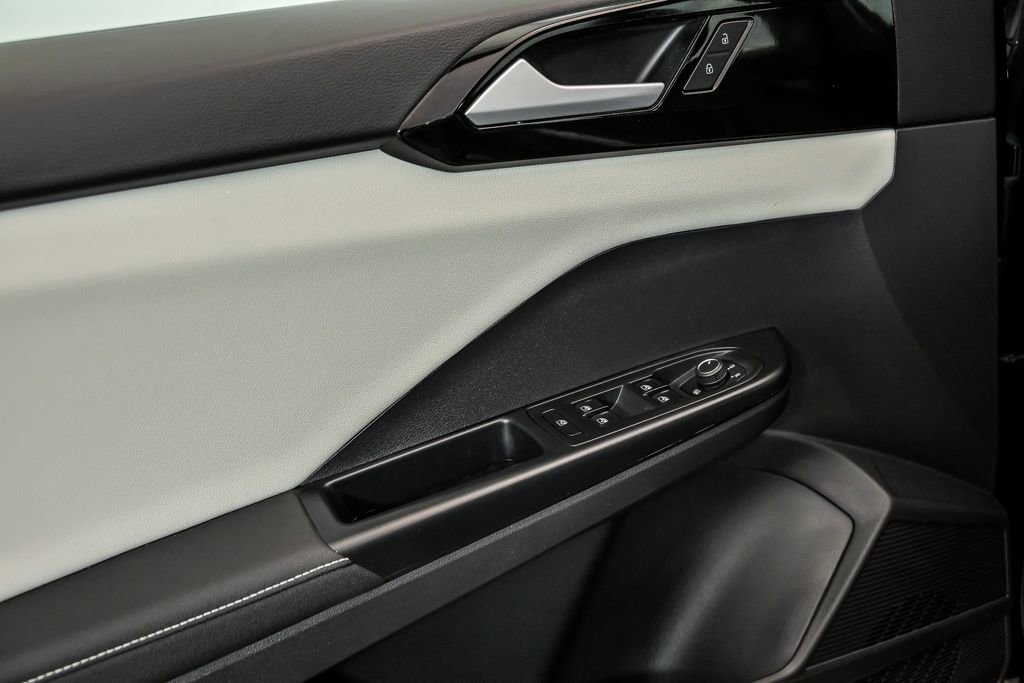 Used 2025 Volkswagen Taos S image 9