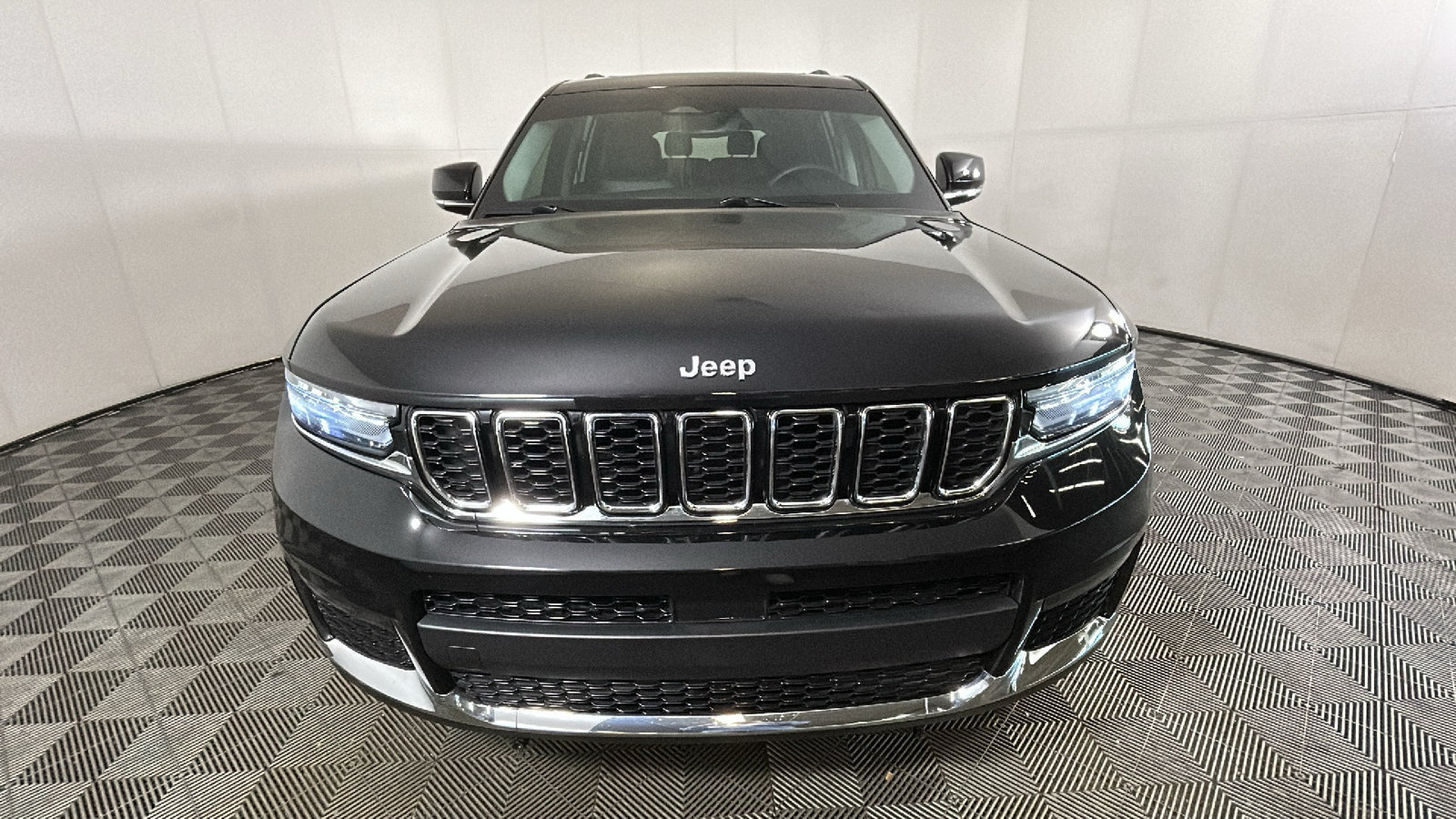 Used 2023 Jeep Grand Cherokee L Limited AWD/4WD image 9