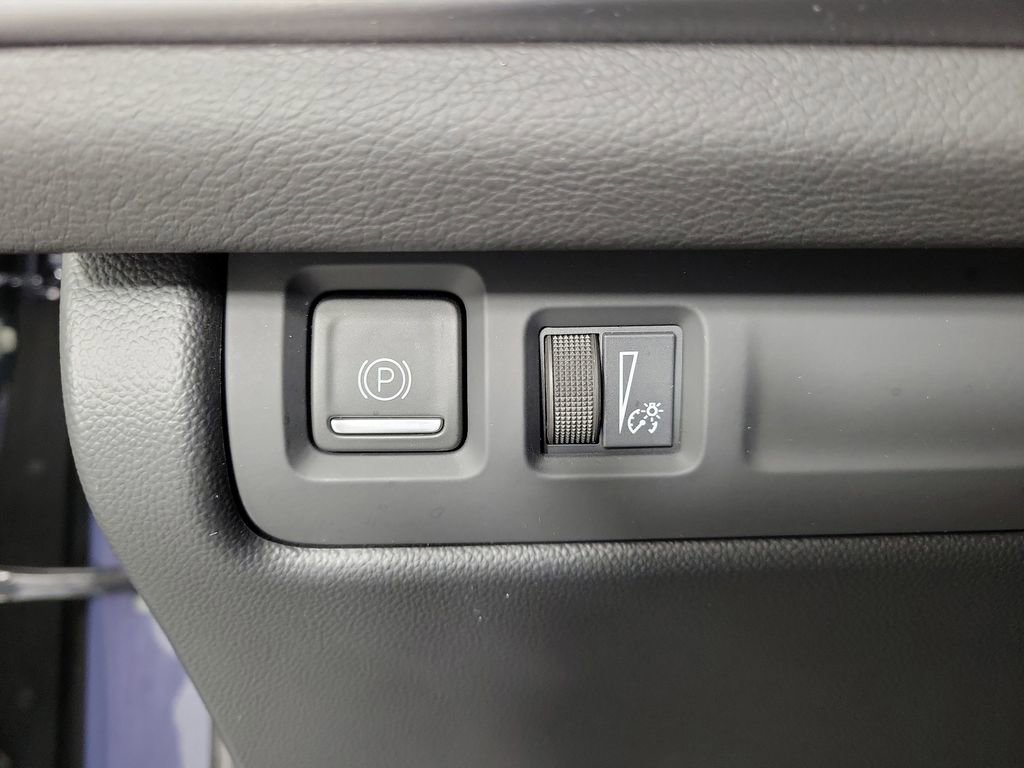 Certified 2025 Cadillac XT4 Premium Luxury image 30