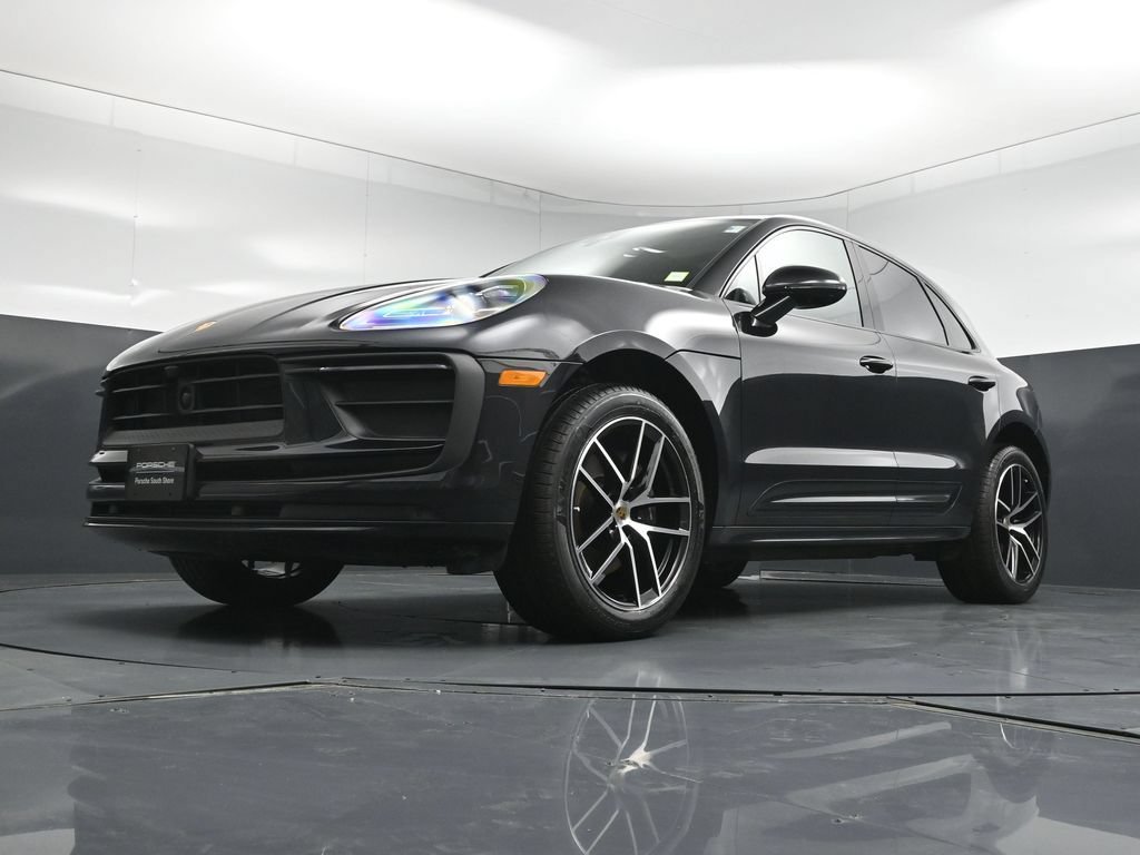 Certified 2025 Porsche Macan AWD/4WD image 24