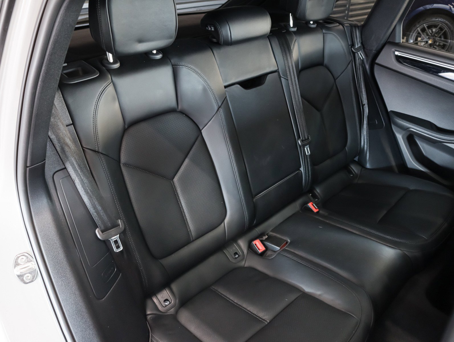 Certified 2023 Porsche Macan image 6