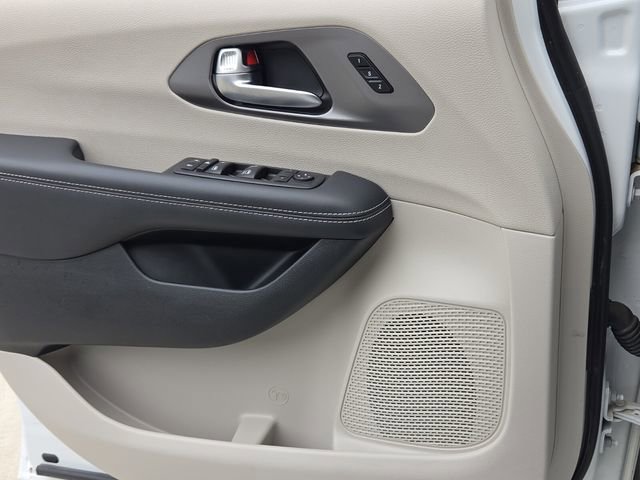 Used 2023 Chrysler Pacifica Touring-L FWD image 28
