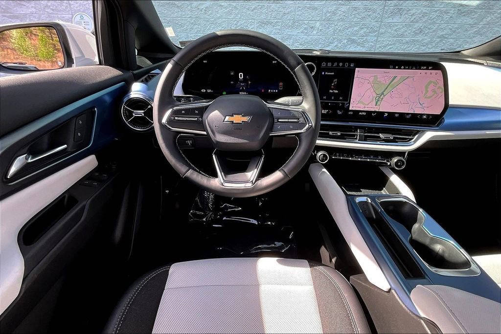 Used 2025 Chevrolet Equinox EV LT image 4