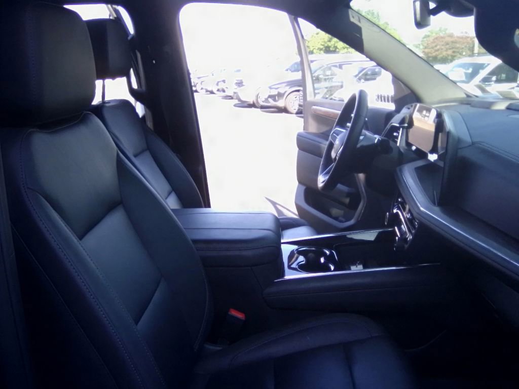 Used 2025 Chevrolet Suburban Z71 AWD/4WD image 12