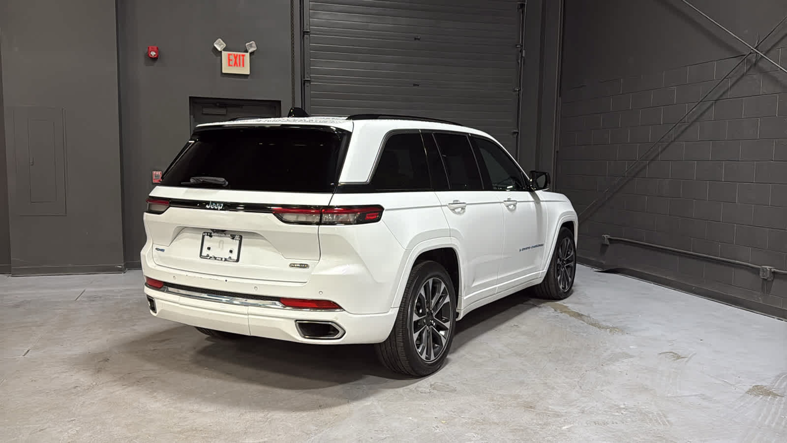 Used 2023 Jeep Grand Cherokee Overland AWD/4WD image 4