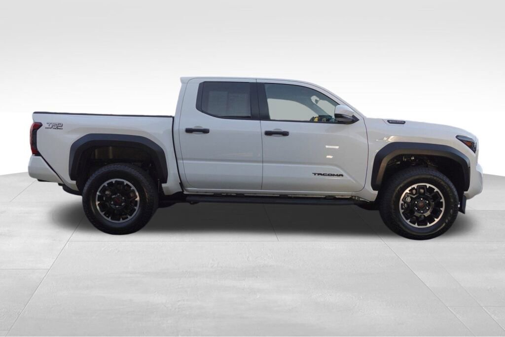 Used 2025 Toyota Tacoma TRD Off-Road image 2