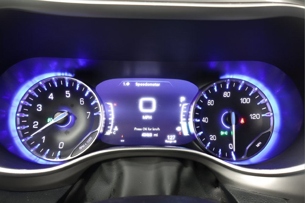 Certified 2025 Chrysler Pacifica Select FWD image 18