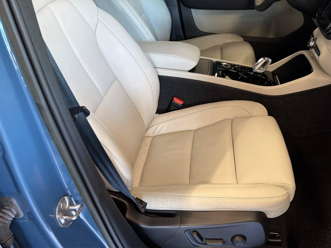 Used 2023 Volvo XC40 B5 Plus w/ Driver Assist Package AWD/4WD image 26