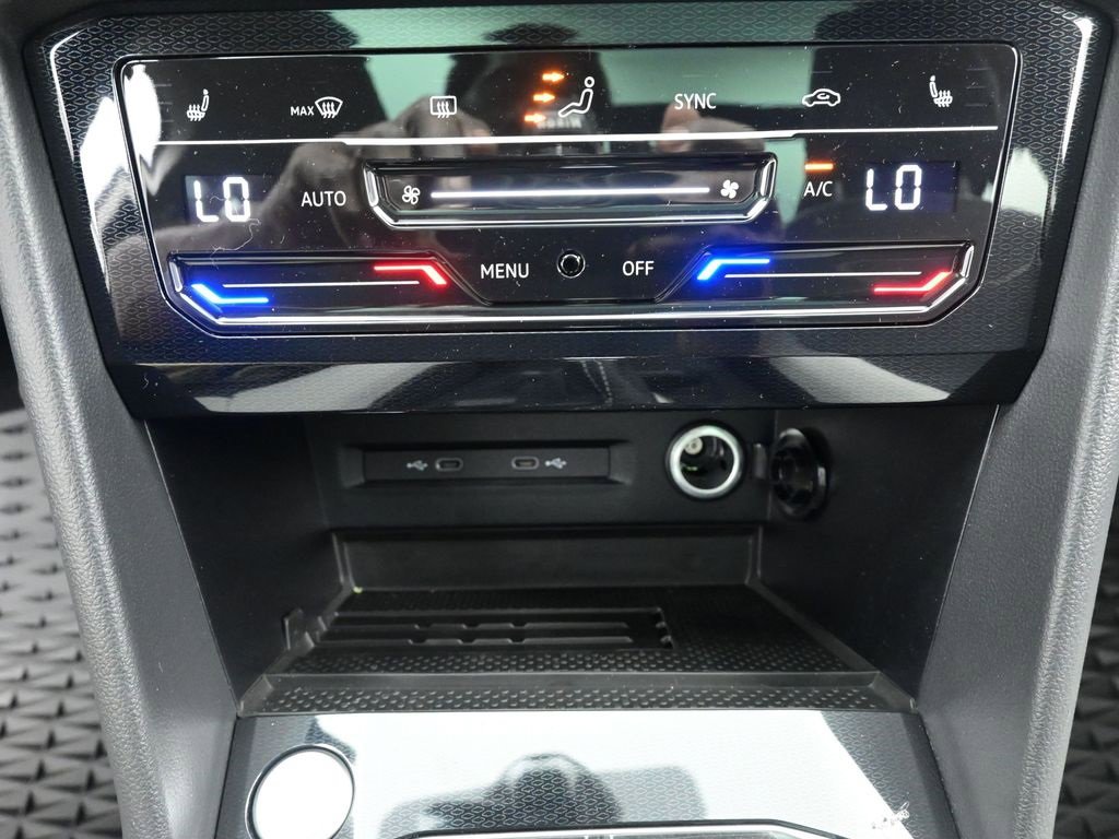 New 2025 Volkswagen Taos SE image 13