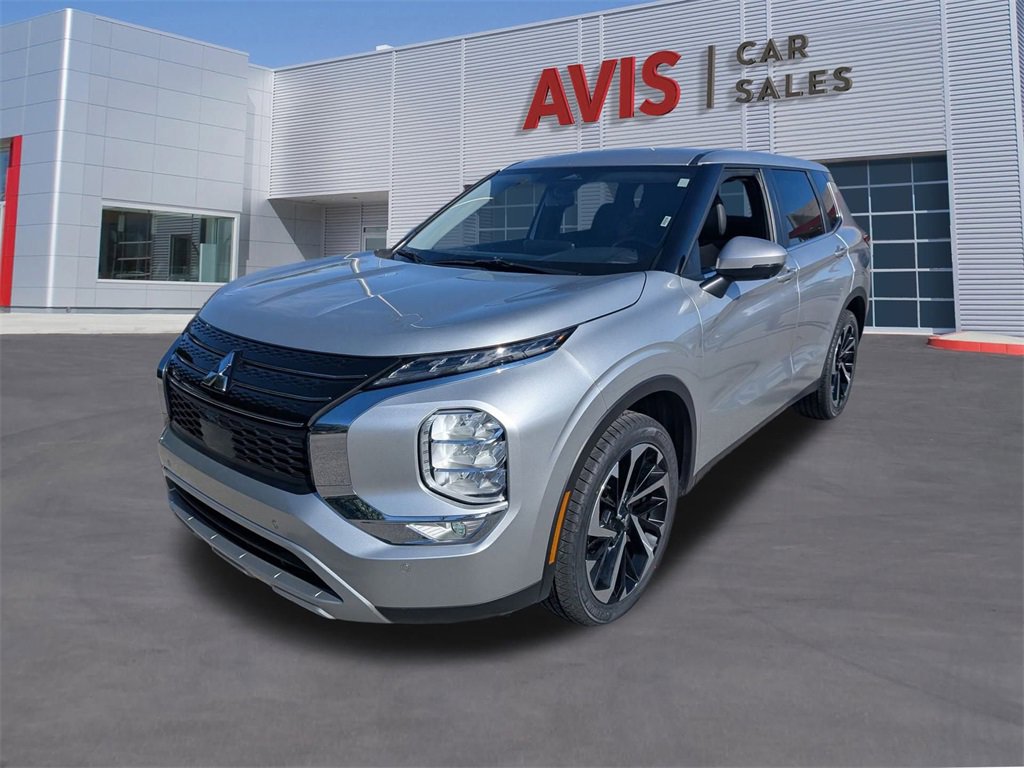Used 2024 Mitsubishi Outlander SE image 1
