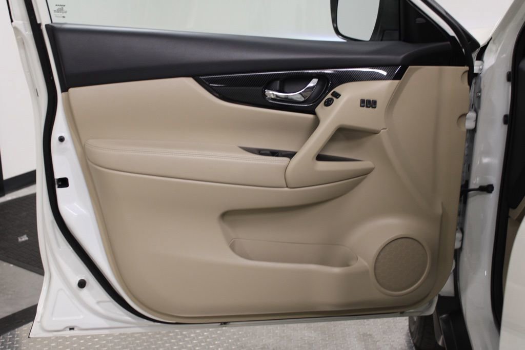 Used 2020 Nissan Rogue SL w/ Premium Package image 17