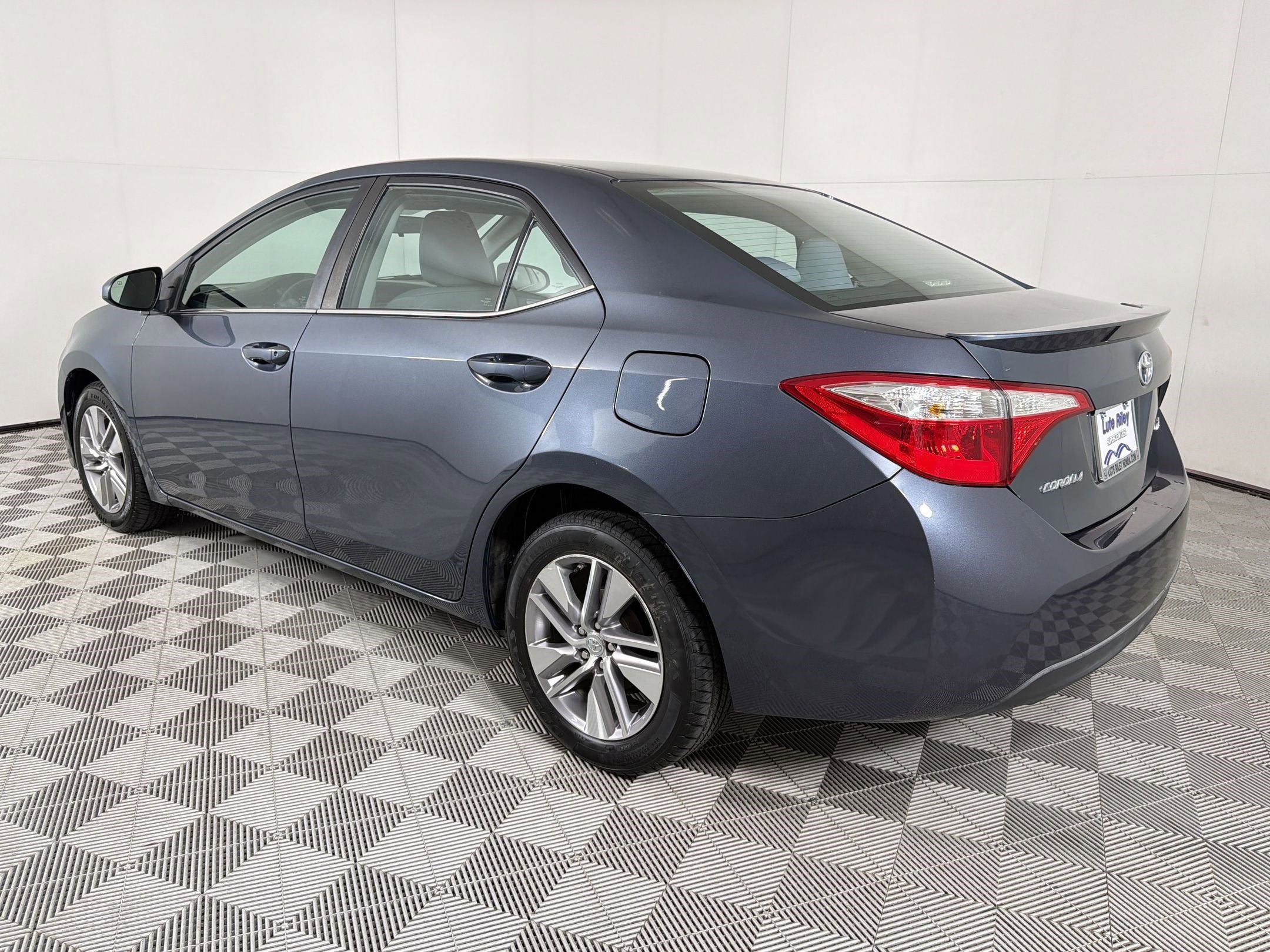 Used 2015 Toyota Corolla LE FWD image 3