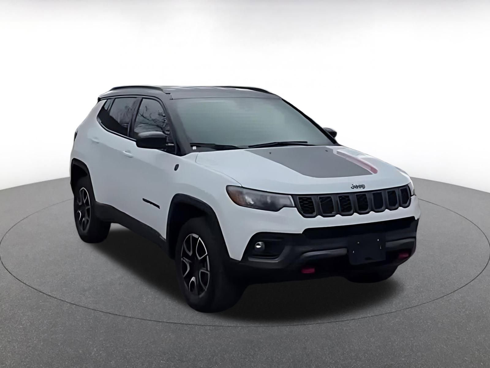 Used 2025 Jeep Compass Trailhawk image 2
