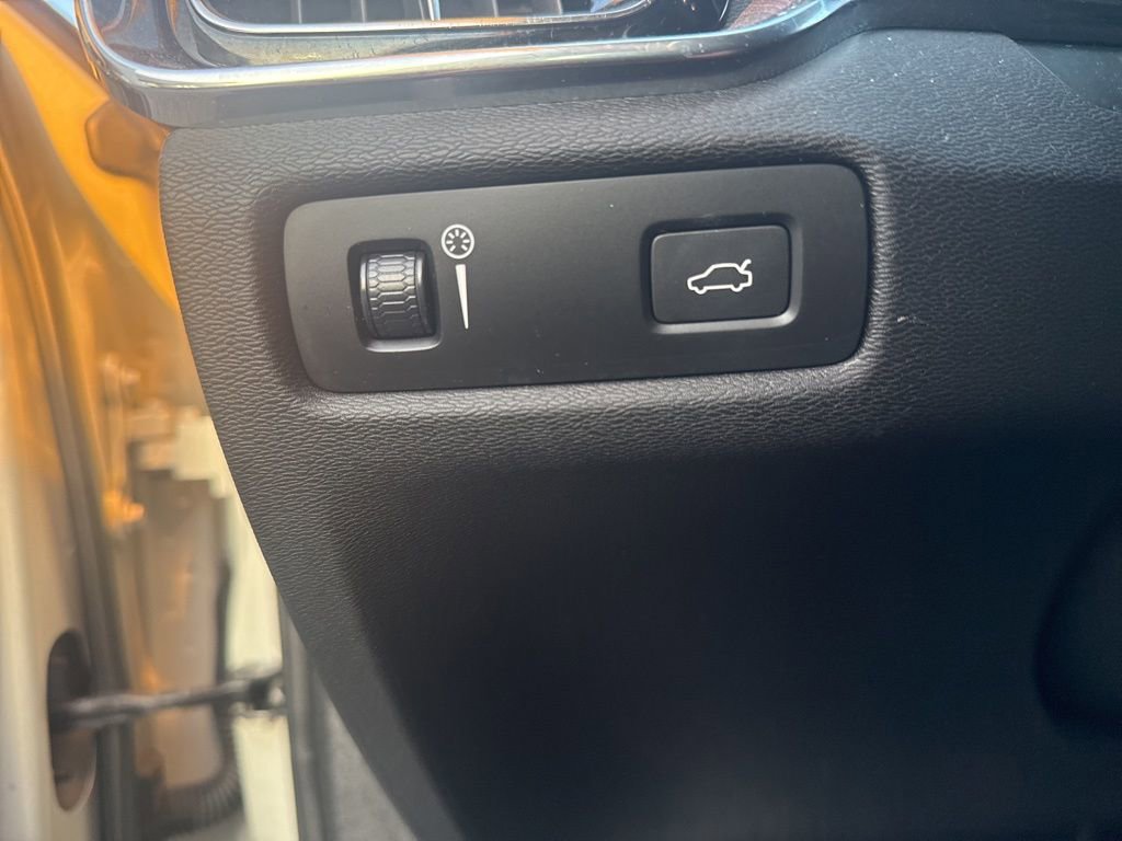 Used 2019 Volvo S60 T5 Momentum w/ Multimedia Package image 23