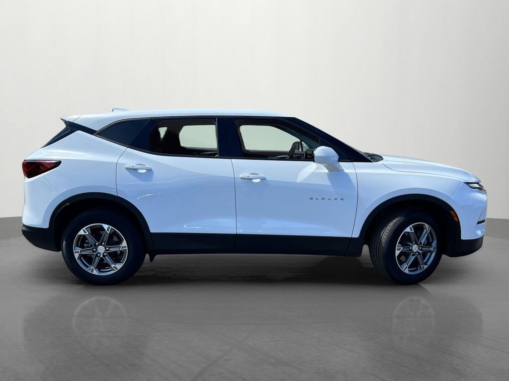 Used 2023 Chevrolet Blazer LT AWD/4WD image 2