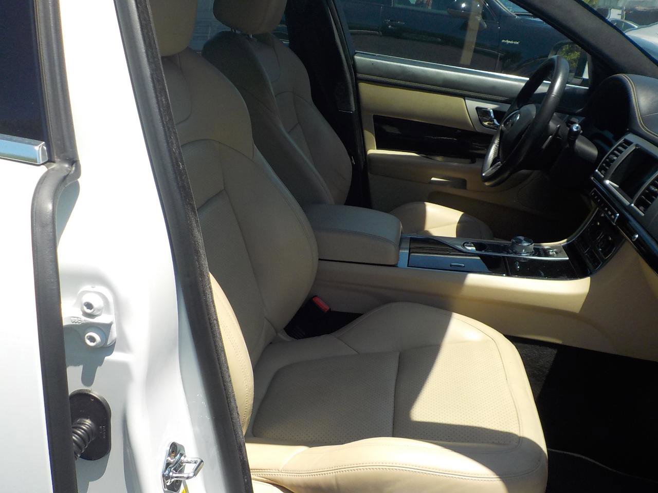 Used 2014 Jaguar XF 3.0 AWD/4WD image 34