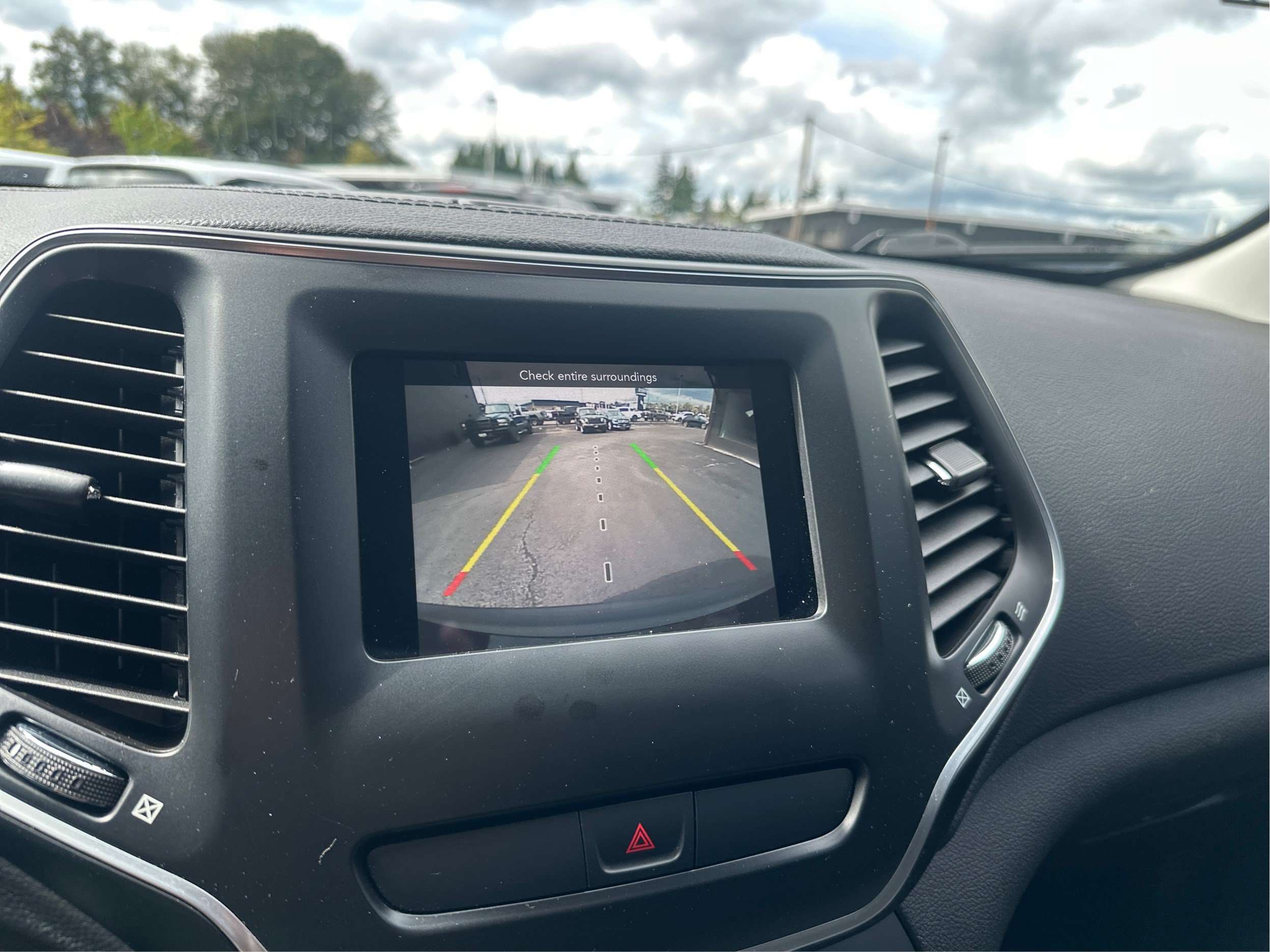 Used 2019 Jeep Cherokee Latitude w/ Cold Weather Group AWD/4WD image 28