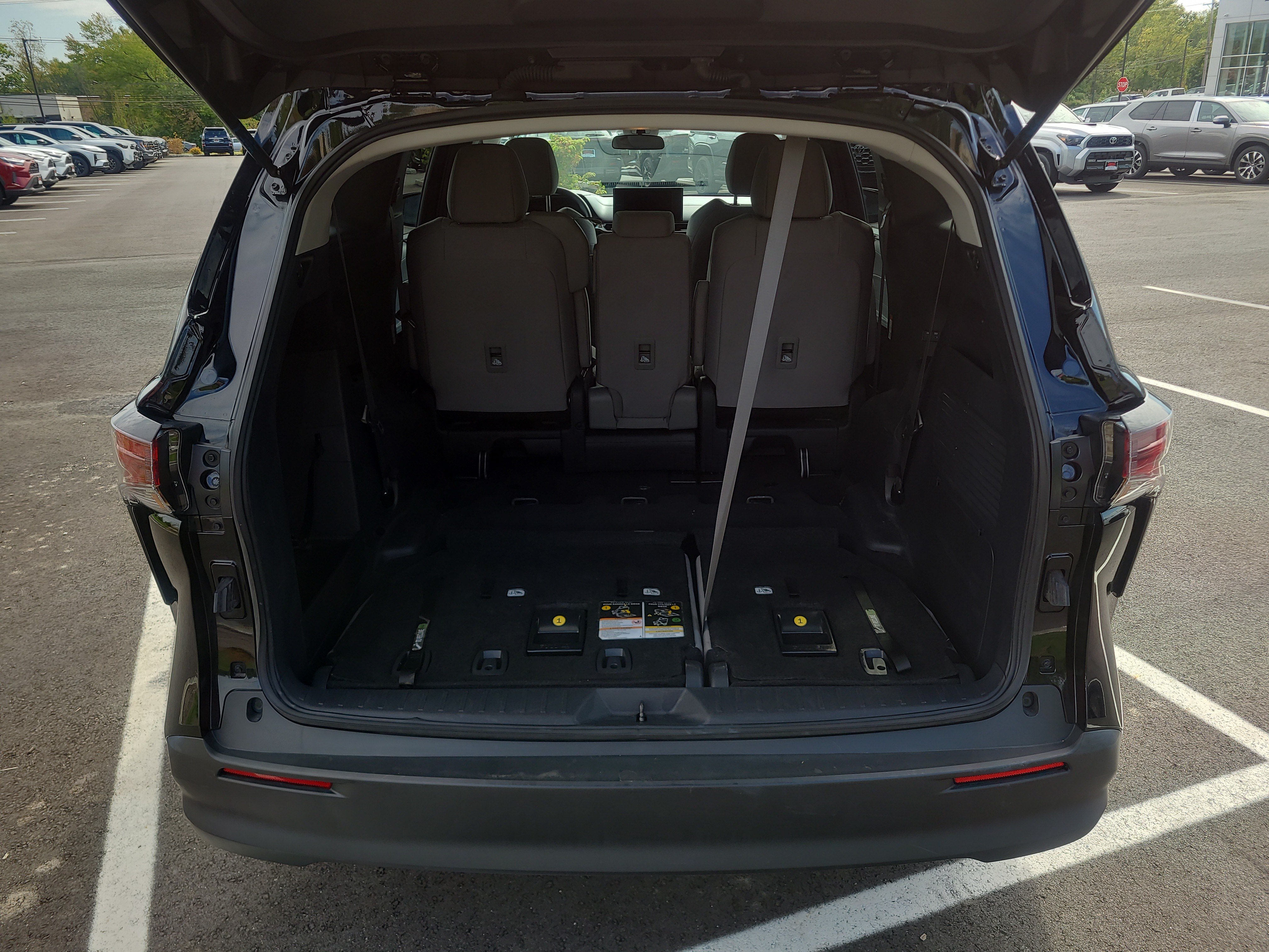 Certified 2025 Toyota Sienna LE FWD image 30