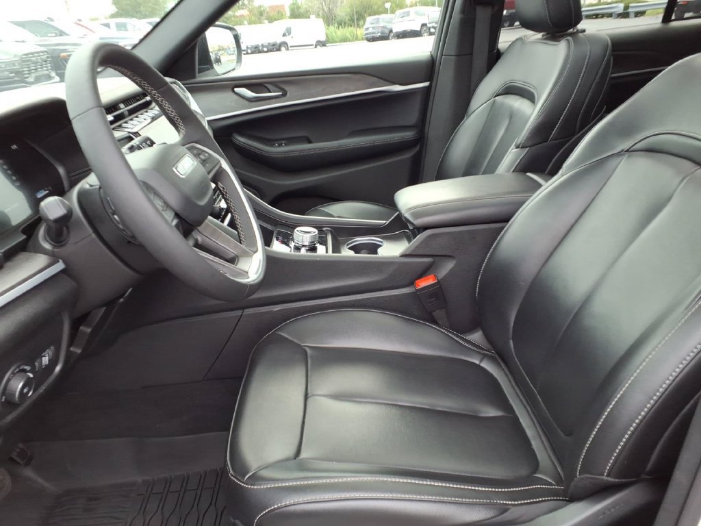 Used 2025 Jeep Grand Cherokee Limited w/ Black Appearance Package AWD/4WD image 12