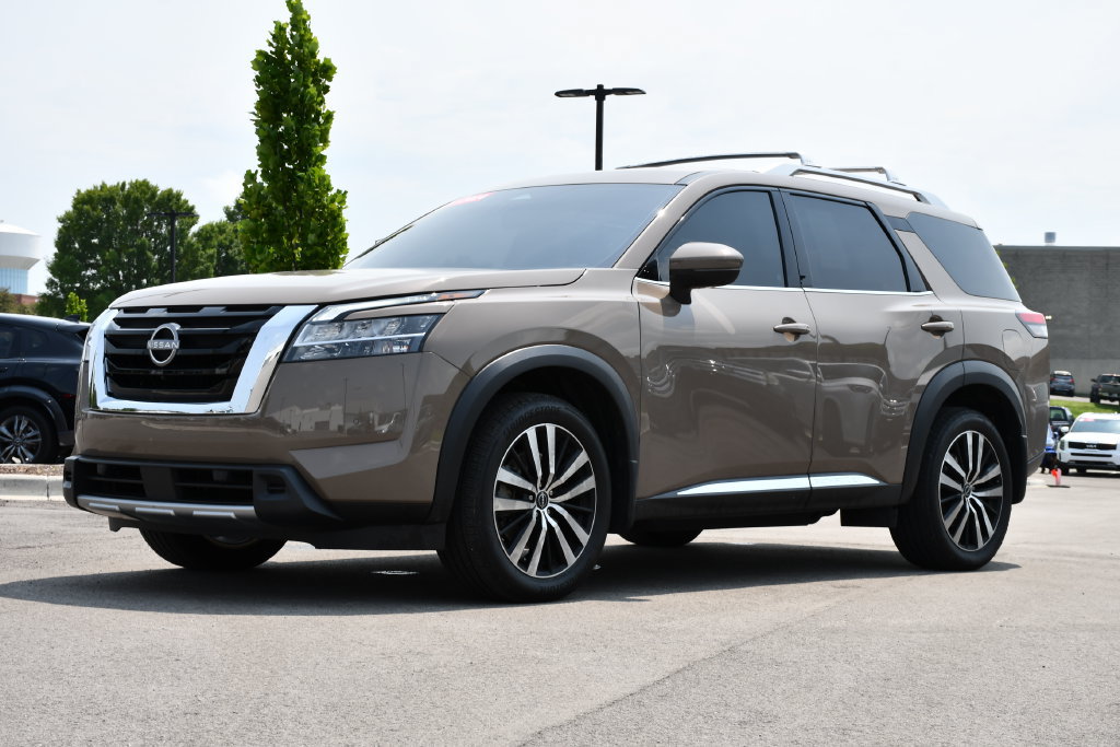 Used 2024 Nissan Pathfinder Platinum w/ Cargo Package AWD/4WD image 3
