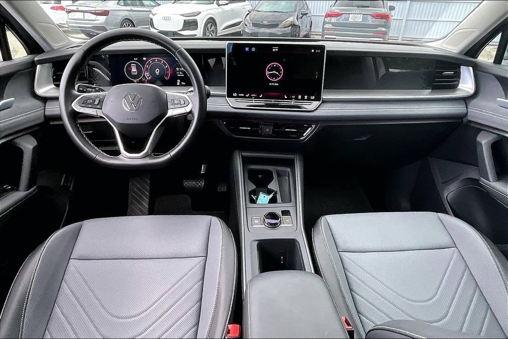 Certified 2026 Volkswagen Tiguan SE w/ Panoramic Sunroof Package FWD image 3