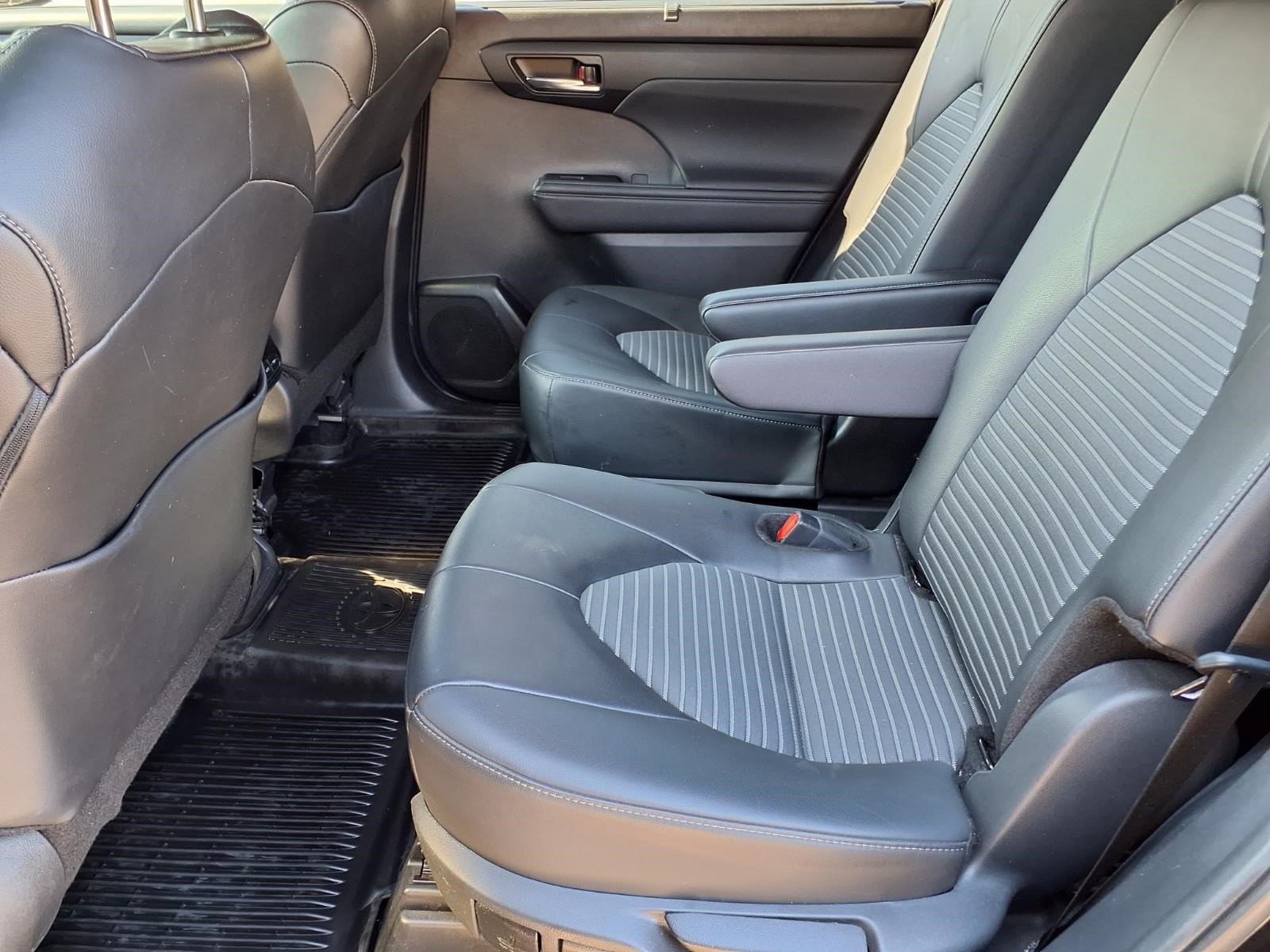 Used 2024 Toyota Highlander LE AWD/4WD image 11