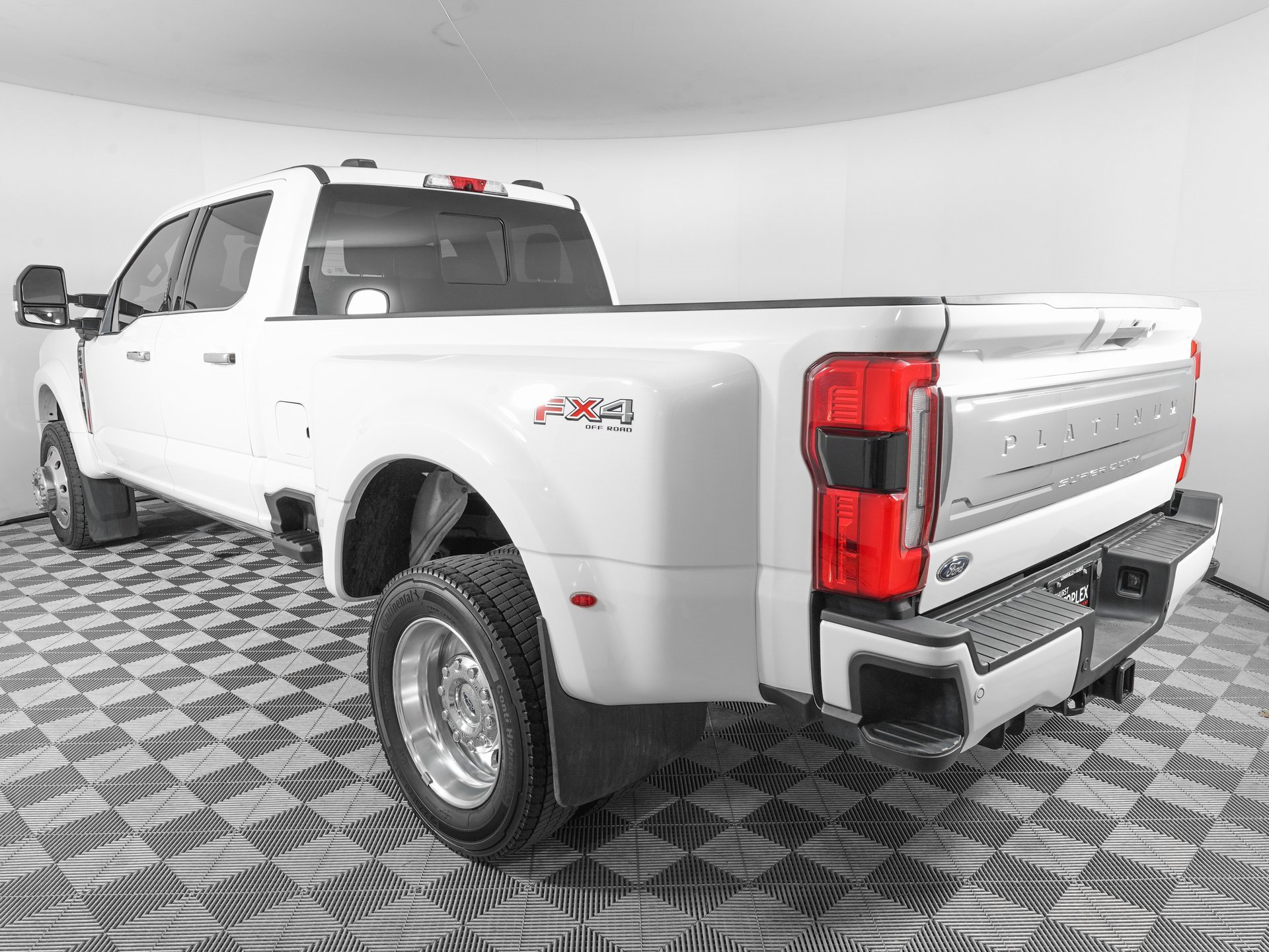 Used 2023 Ford F450 Platinum w/ FX4 Off-Road Package image 8