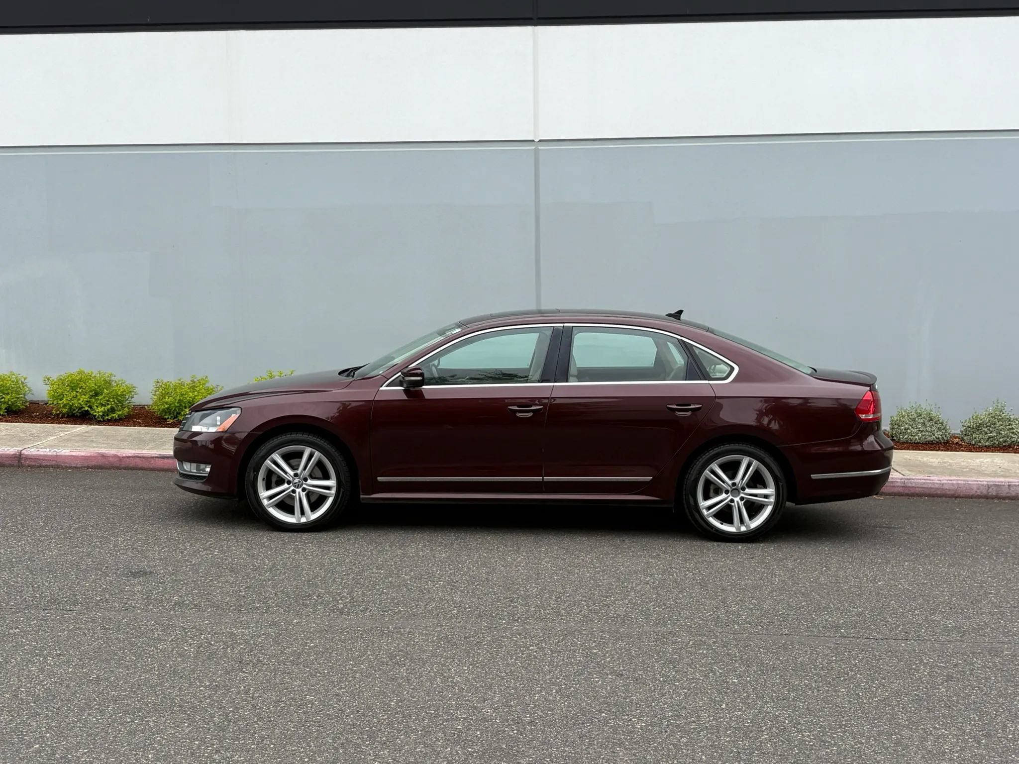 Used 2013 Volkswagen Passat TDI SEL Premium FWD image 3