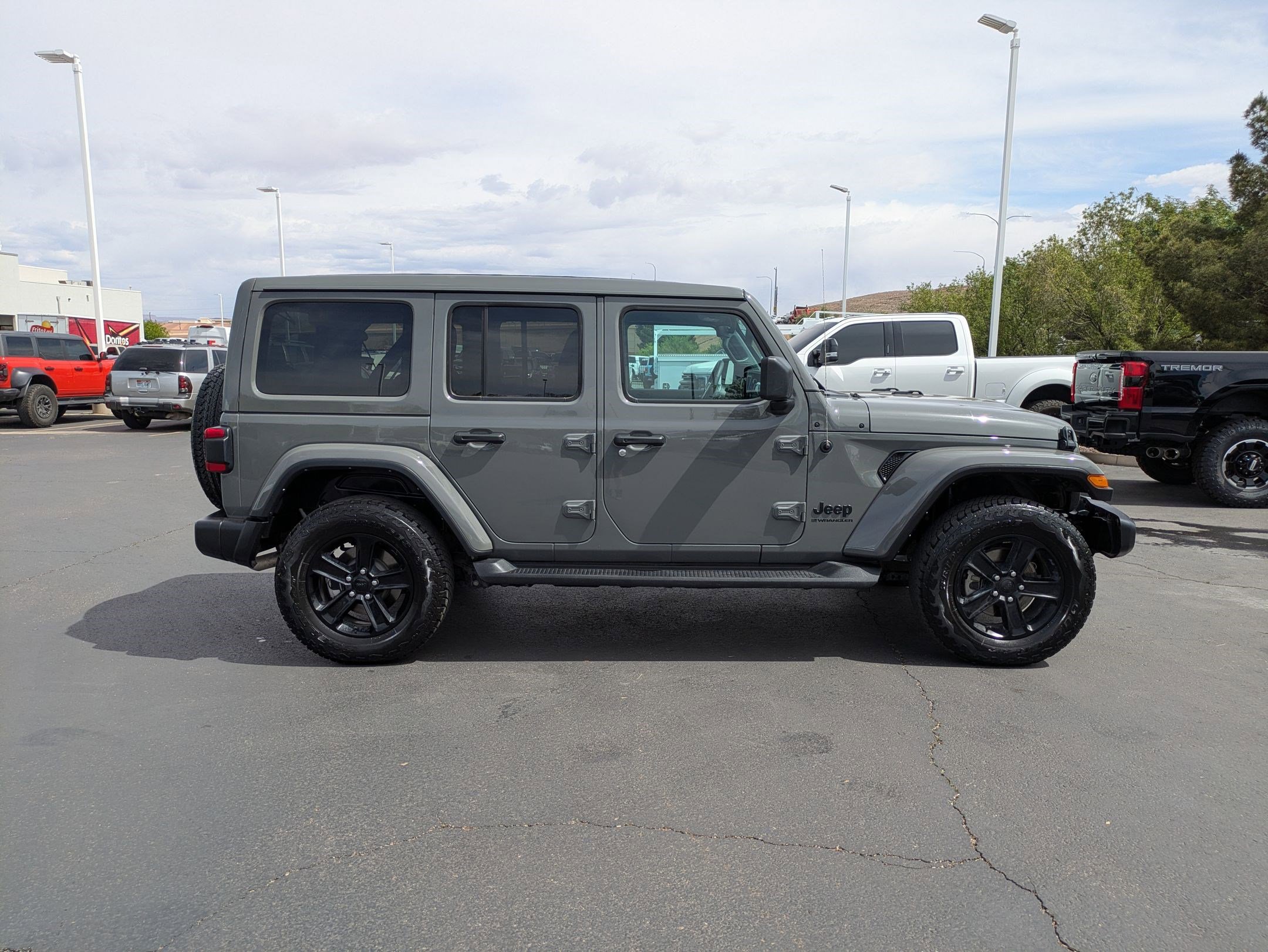 Used 2023 Jeep Wrangler Unlimited Sahara AWD/4WD image 2