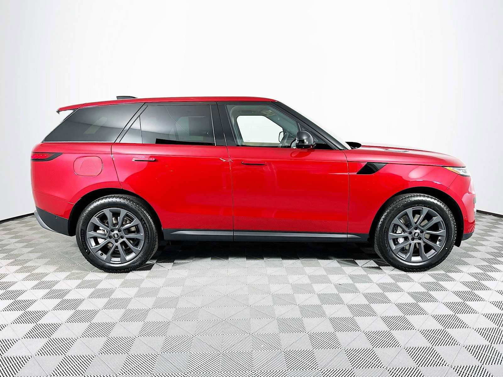 Used 2024 Land Rover Range Rover Sport SE image 4