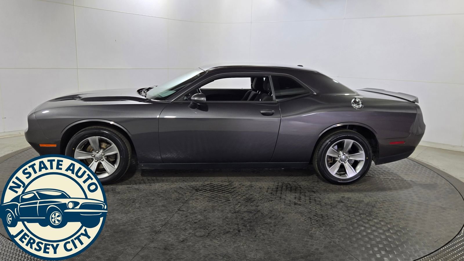 Used 2020 Dodge Challenger SXT RWD image 4