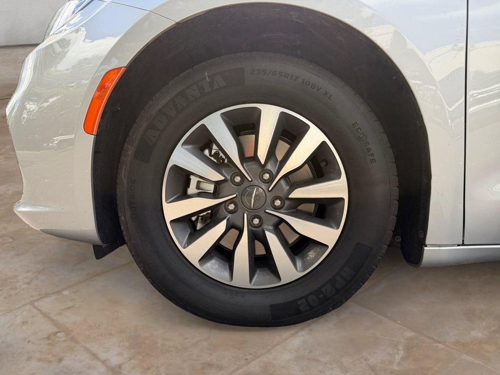Used 2024 Chrysler Pacifica Limited FWD image 14