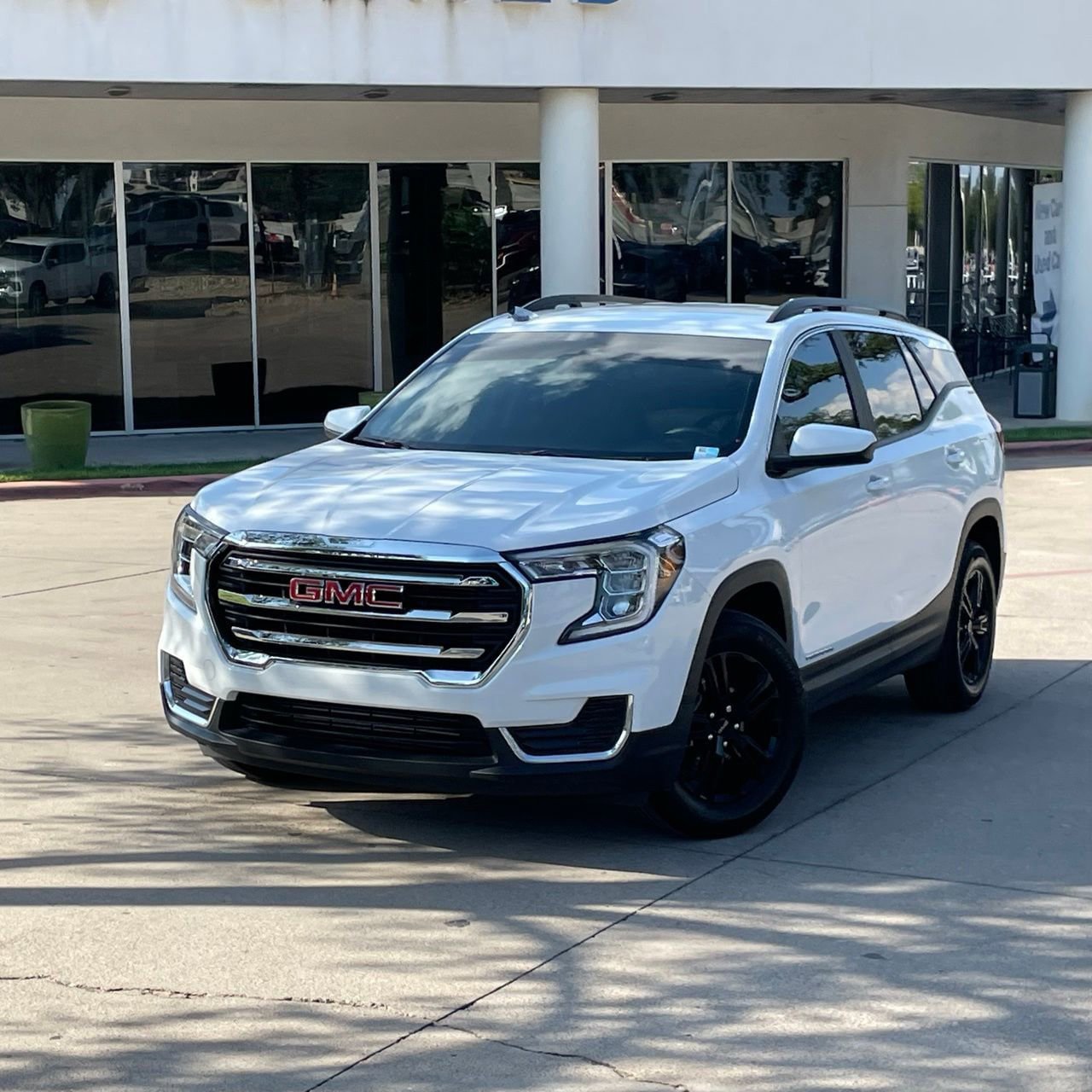 Used 2024 GMC Terrain SLE w/ Driver Convenience Package FWD image 9