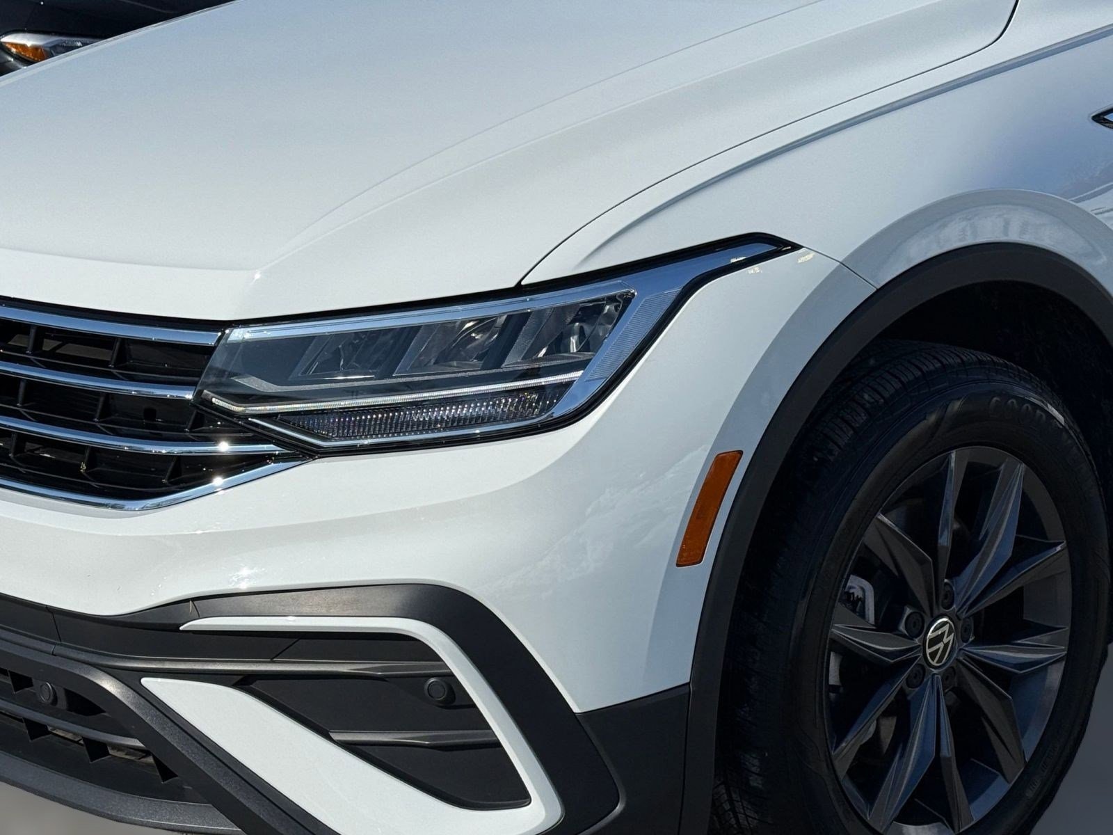 Used 2024 Volkswagen Tiguan SE w/ Panoramic Sunroof Package image 10