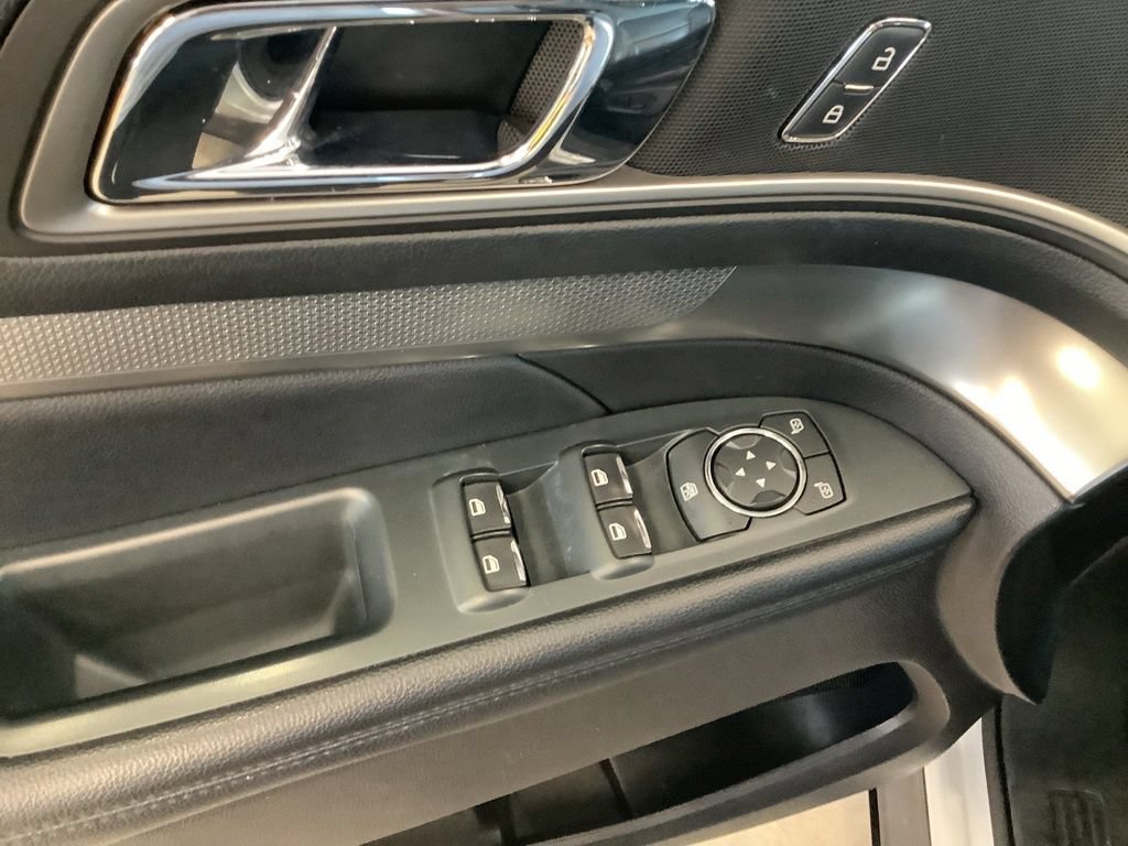 Used 2019 Ford Explorer XLT w/ Equipment Group 202A AWD/4WD image 11