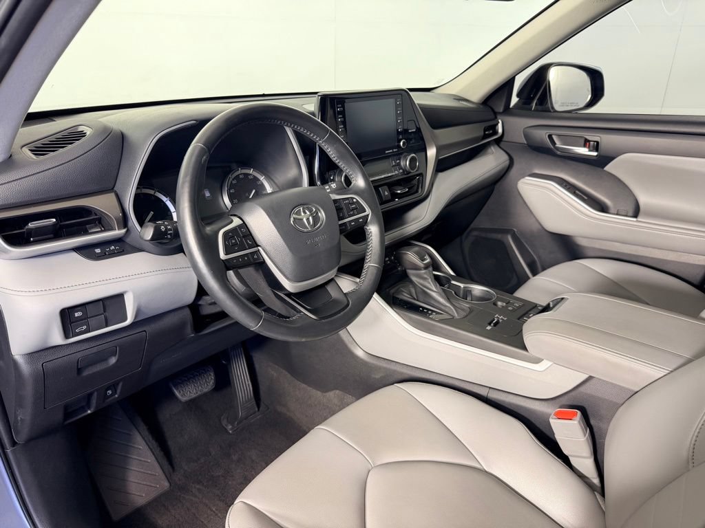 Used 2022 Toyota Highlander XLE FWD image 30