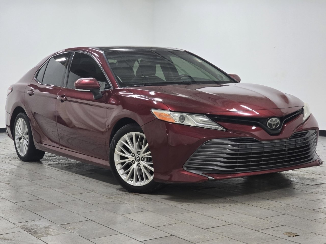 Used 2018 Toyota Camry XLE image 2