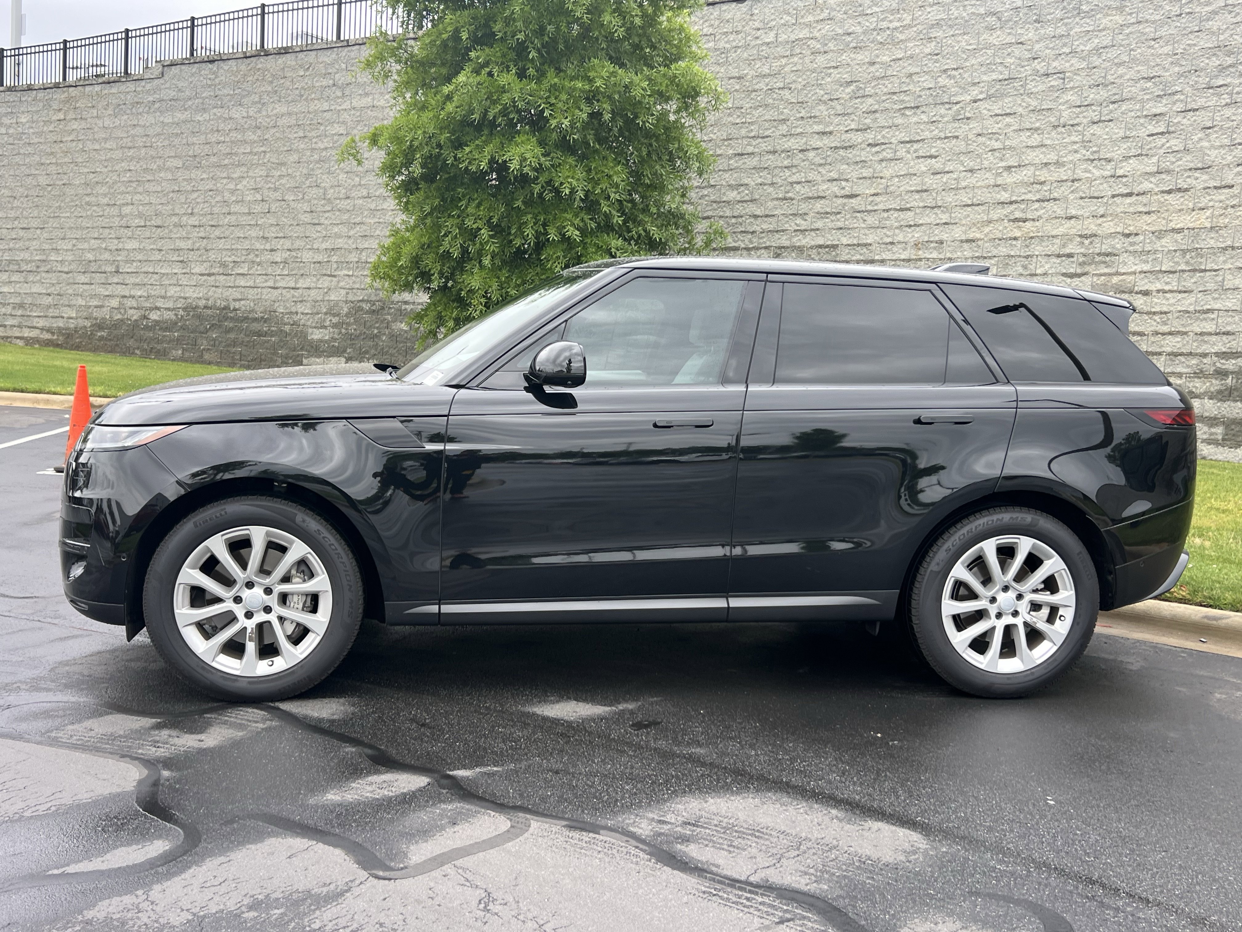 Used 2025 Land Rover Range Rover Sport AWD/4WD image 4