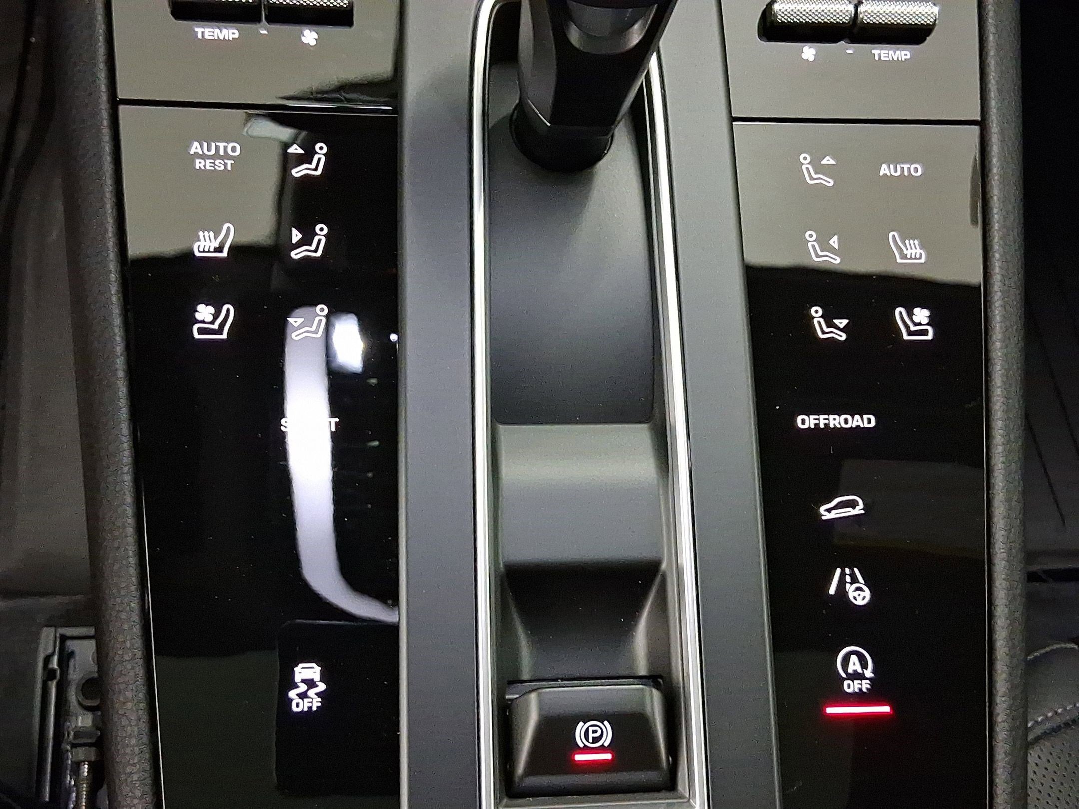 Used 2025 Porsche Macan AWD/4WD image 31