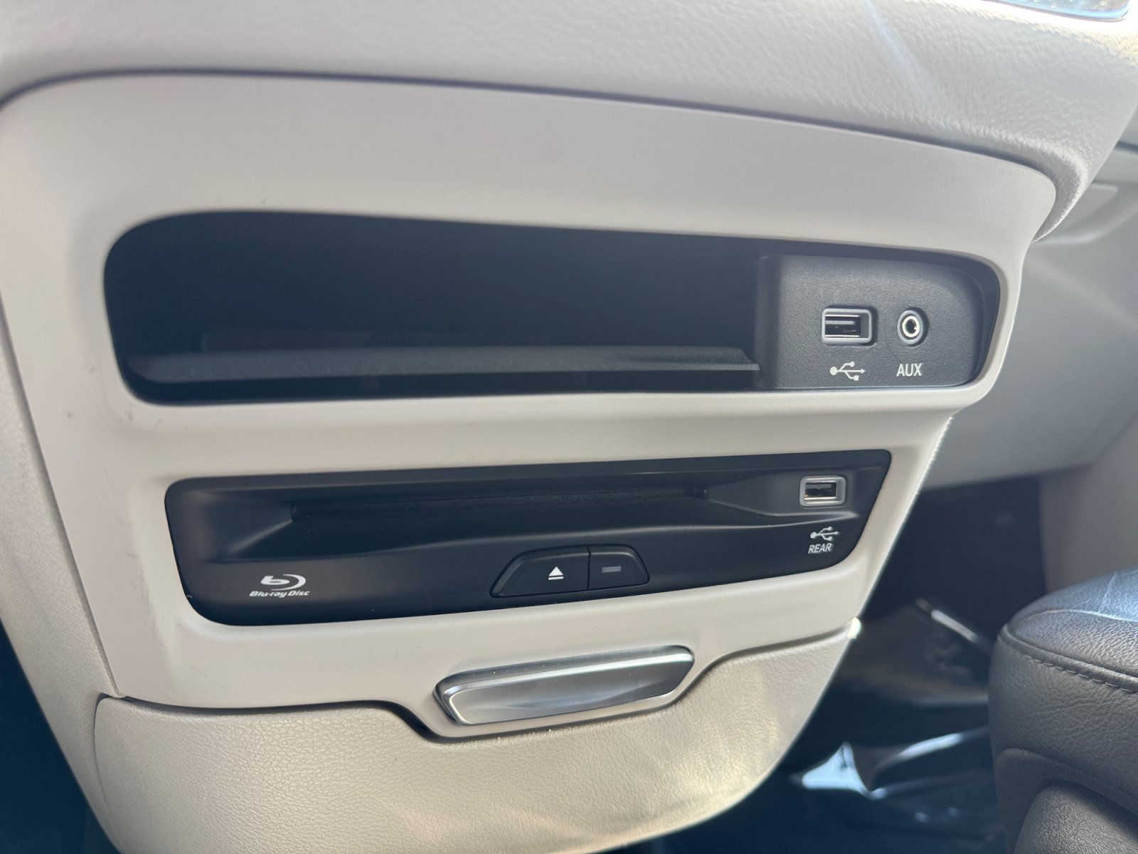 Used 2017 Chrysler Pacifica Touring-L Plus w/ Tire & Wheel Group FWD image 23