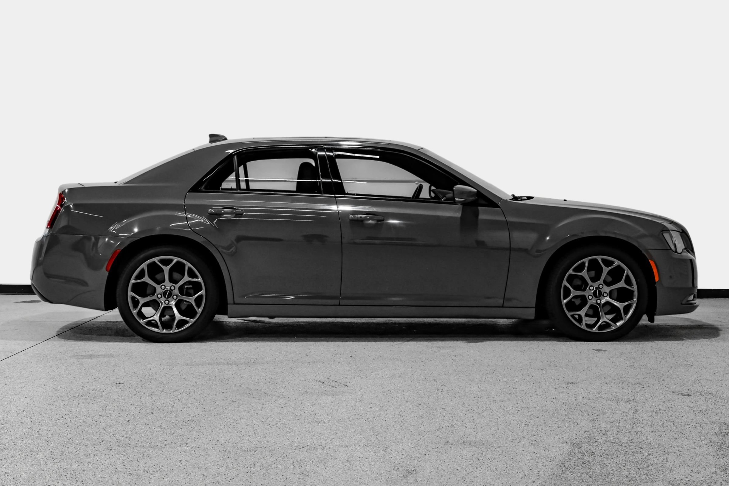Used 2018 Chrysler 300 S w/ 300S Premium Group RWD image 5