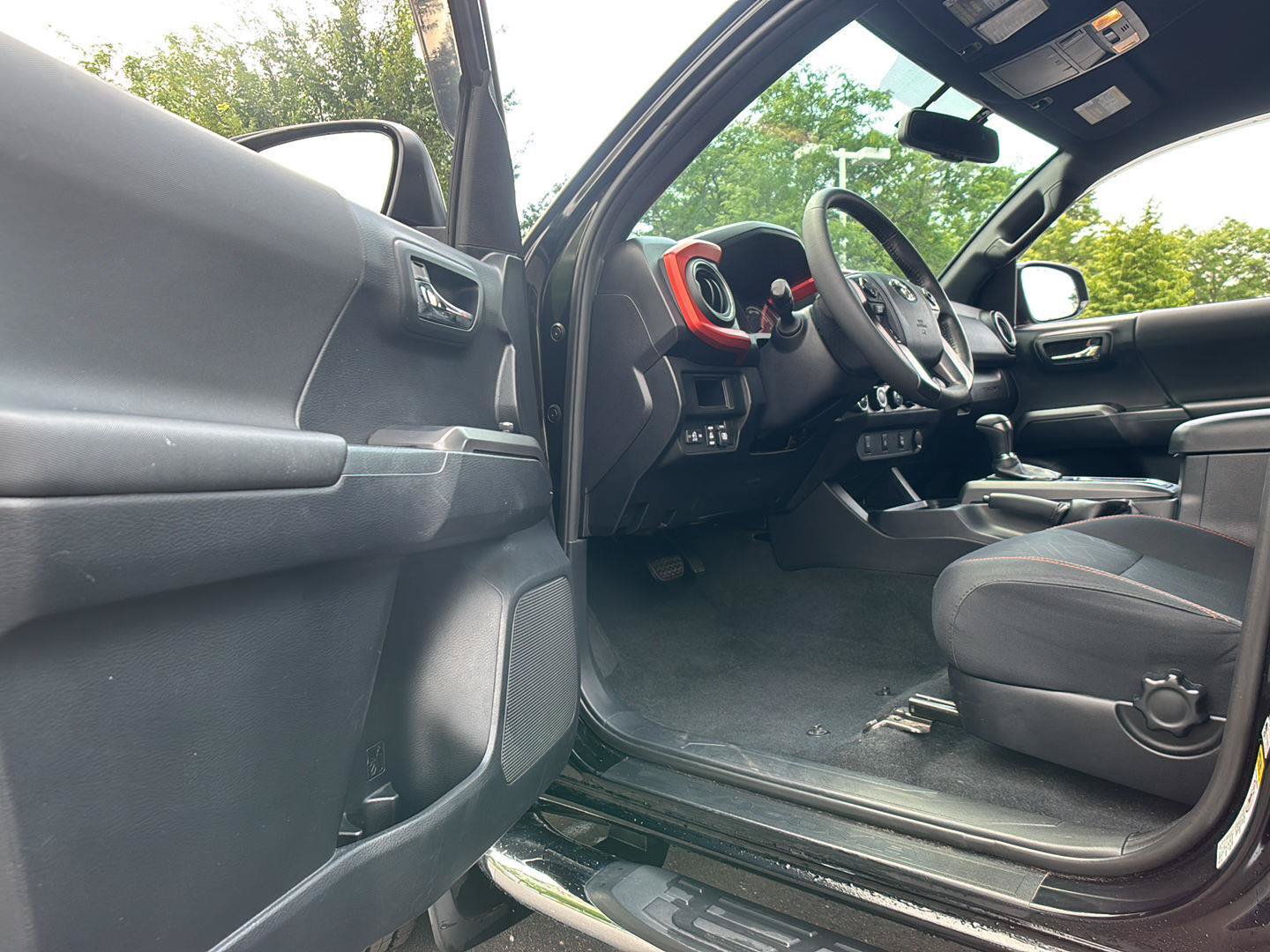 Used 2017 Toyota Tacoma TRD Sport w/ Tow Package AWD/4WD image 2