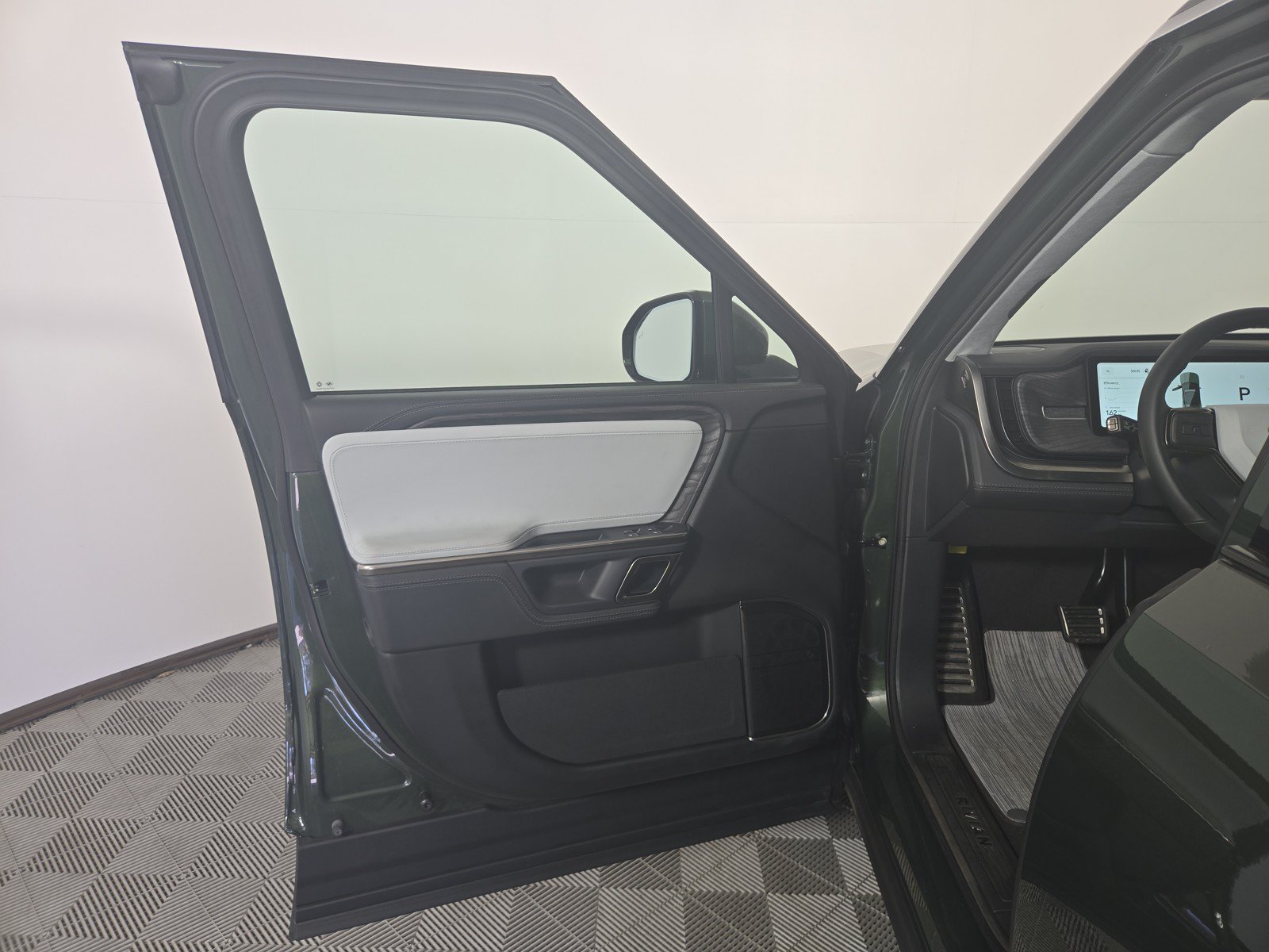 Used 2023 Rivian R1S Adventure AWD/4WD image 15
