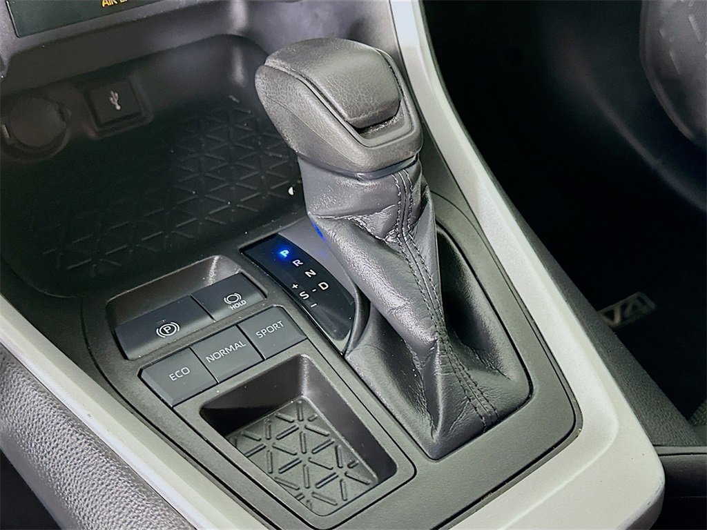 Used 2021 Toyota RAV4 LE image 22