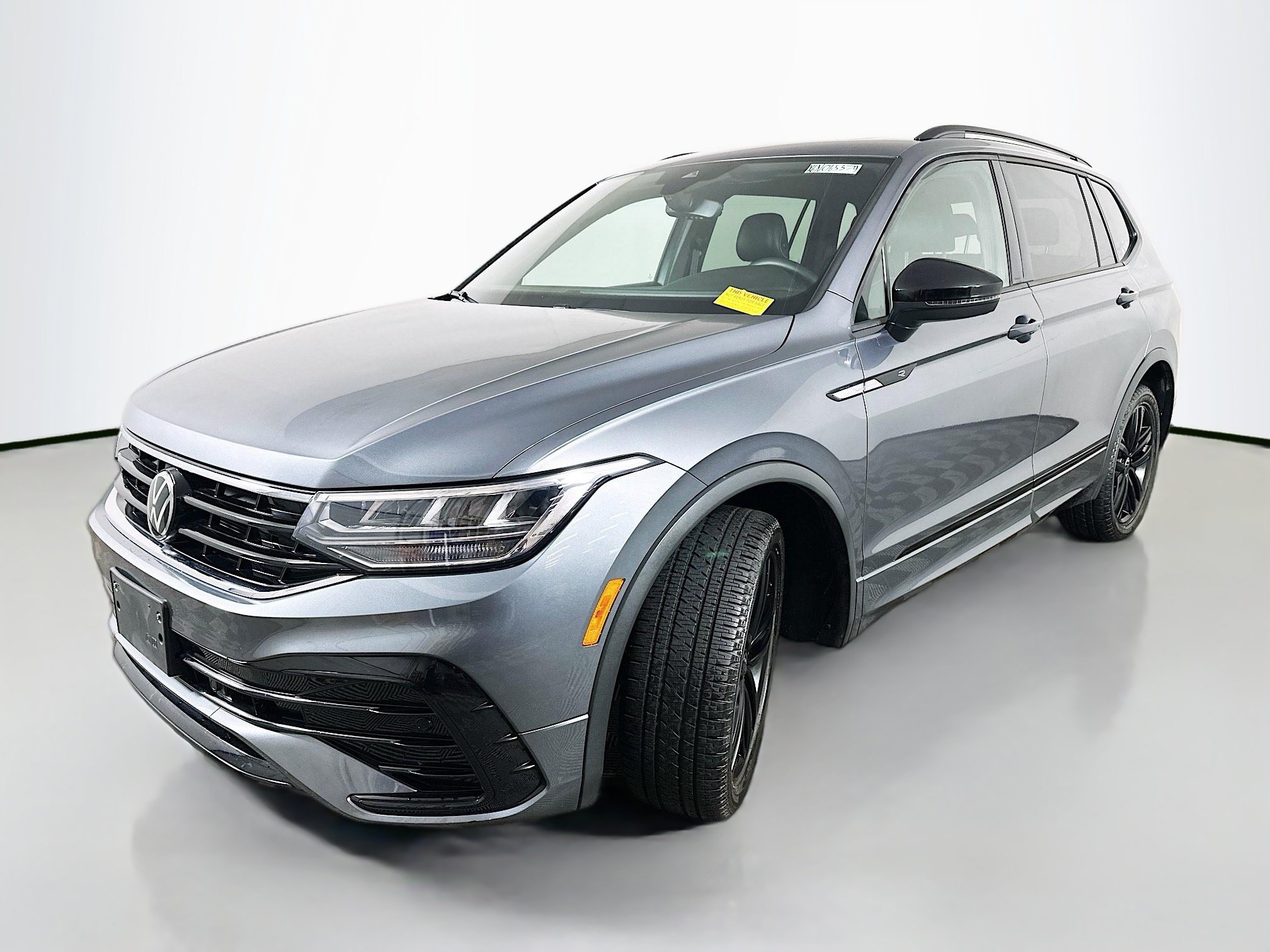 Used 2022 Volkswagen Tiguan SE R-Line AWD/4WD image 3