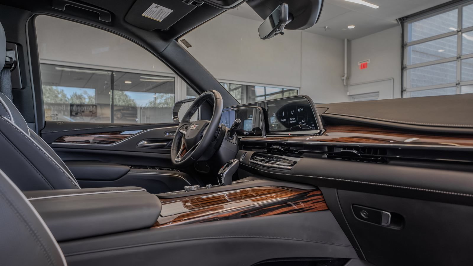 Used 2024 Cadillac Escalade Premium Luxury AWD/4WD image 18