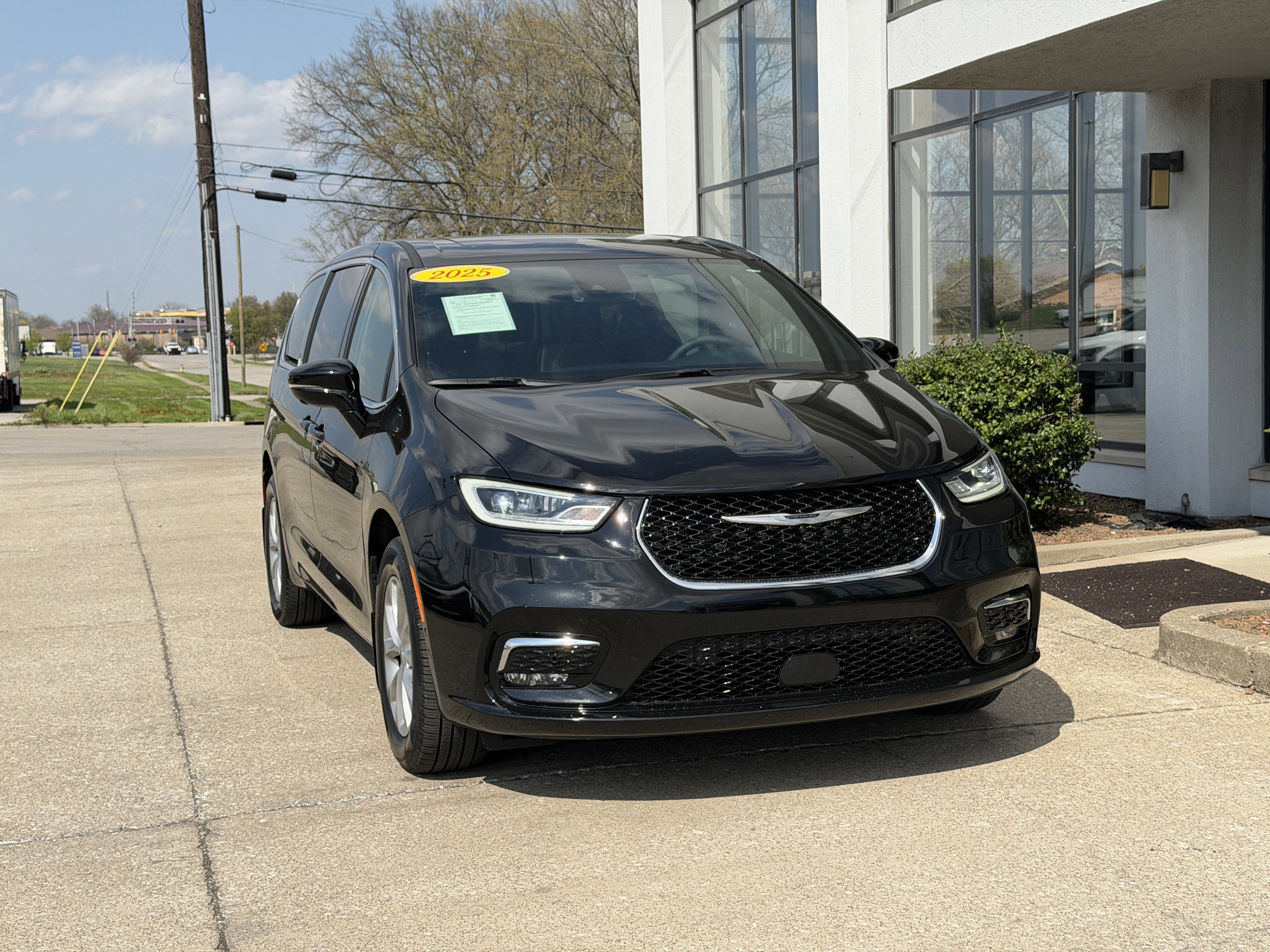 Used 2025 Chrysler Pacifica Select AWD/4WD image 18