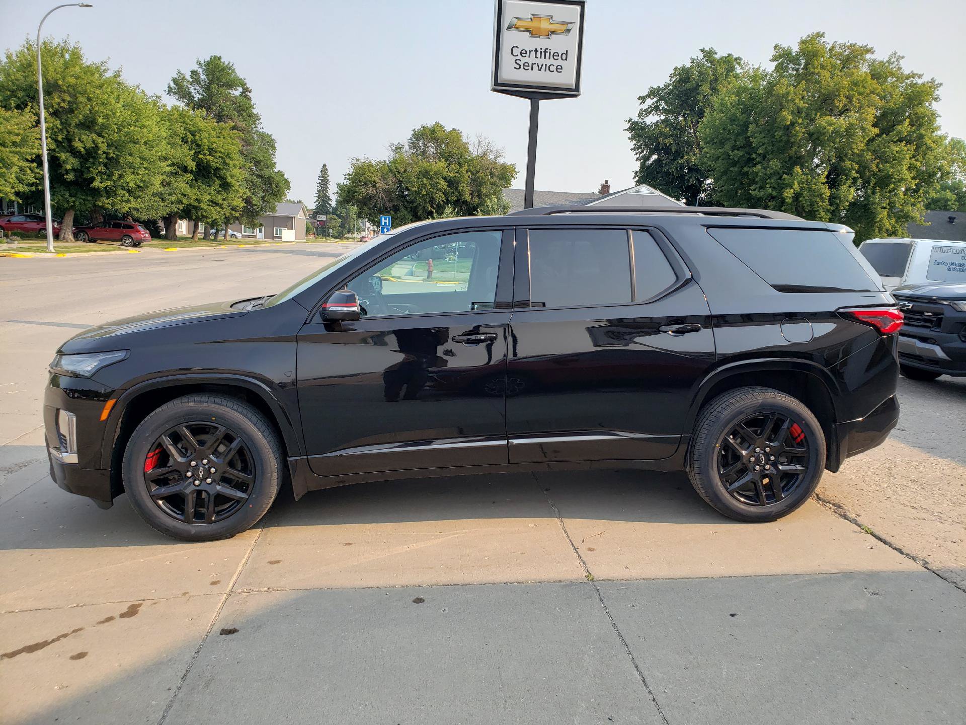 Used 2023 Chevrolet Traverse Premier w/ Redline Edition AWD/4WD image 2