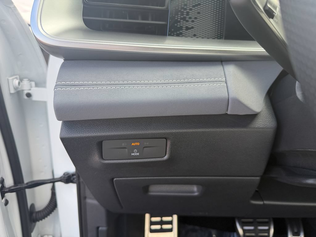 Certified 2026 Volkswagen Tiguan SE R-Line FWD image 19